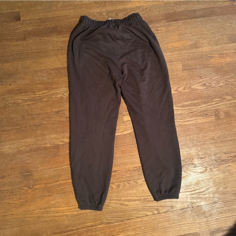 ALO Yoga Accolade Espresso Sweatpant - Picture 3 of 6